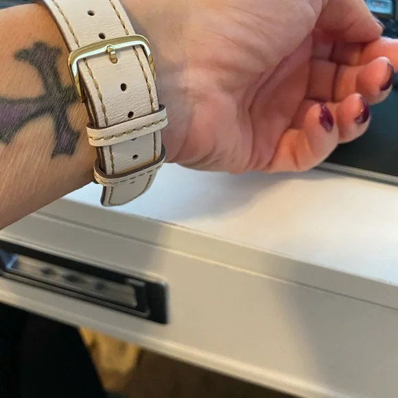 Authentic Coach watch. Rose gold colored face. Like new - Picture 4 of 4